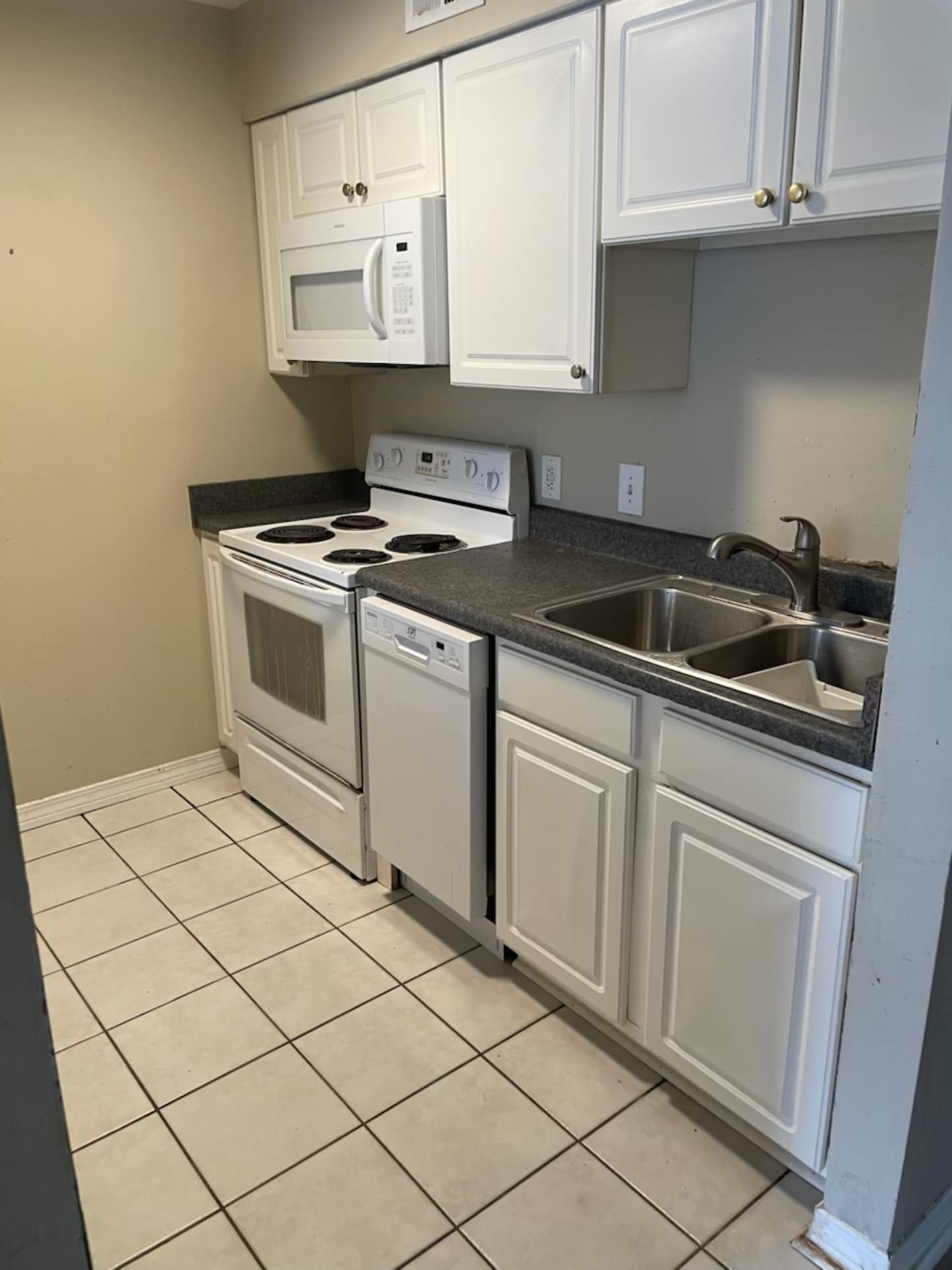 Kitchen - 4405 Lefkoe St