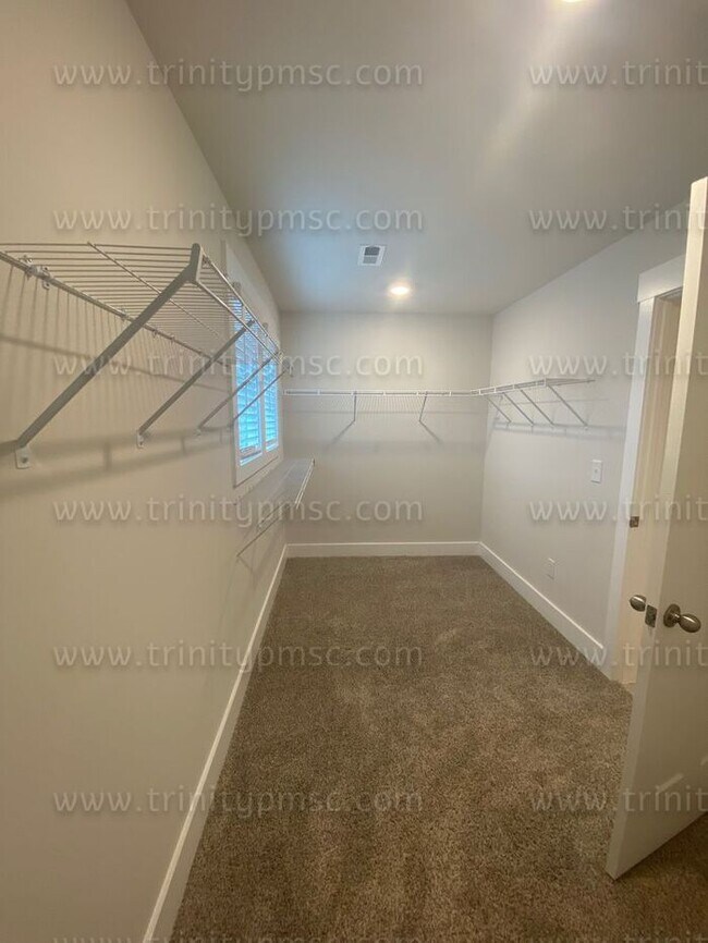 Building Photo - Gorgeous 4/2.5 waiting for you!