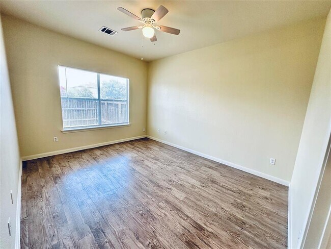Building Photo - 2873 Southampton Way