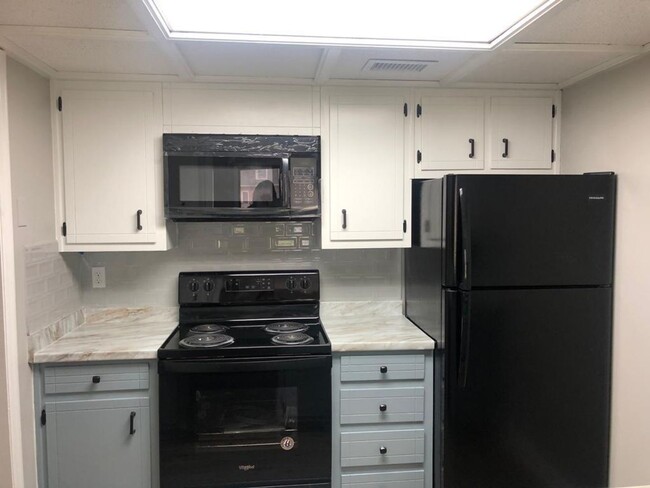 Building Photo - Great Oakwood location - 2 bedroom