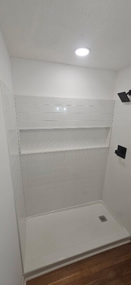 Building Photo - 8011 Kenmore Dr