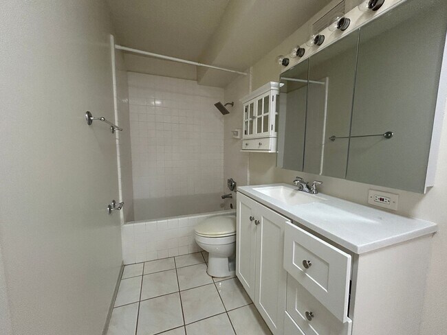 Building Photo - Kahala Towers