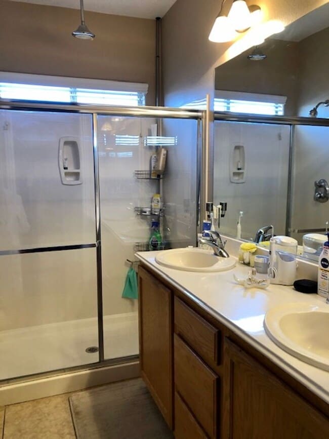 Building Photo - Great Gated Community Near Strip !!!!