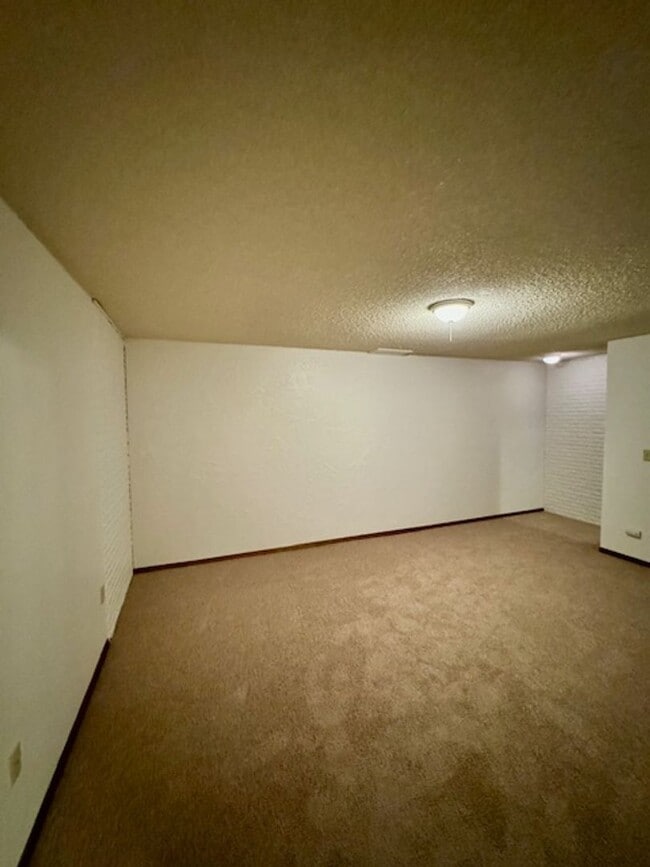 Building Photo - 1605 W Koch St