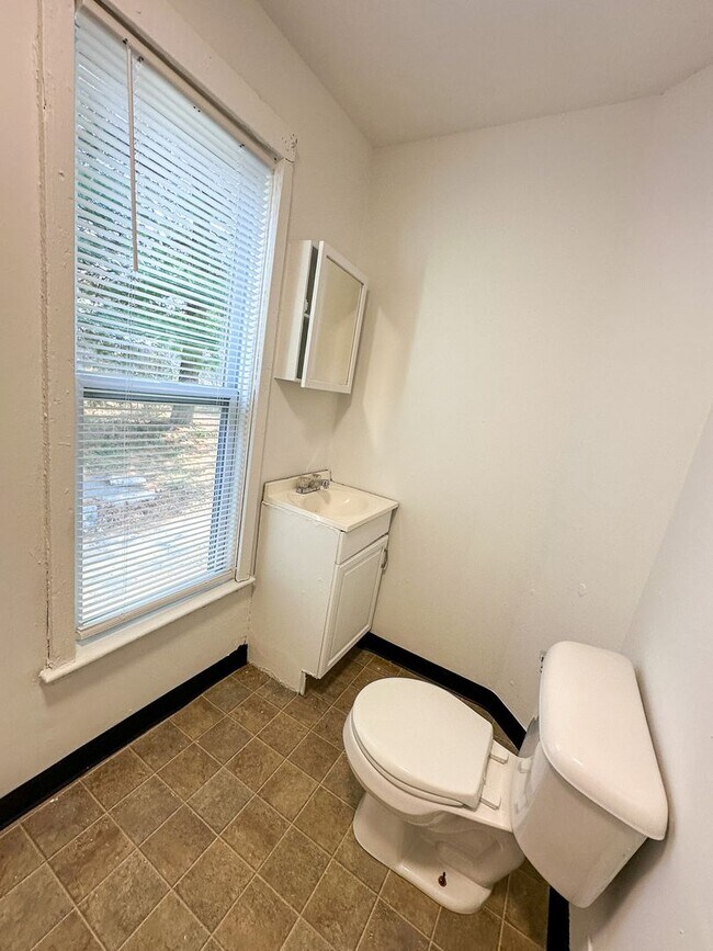 Building Photo - 748-750 Hogan SW