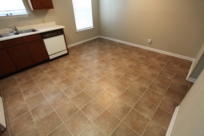 Building Photo - 2 Bed, 2 Bath Apartment – Close to Shoppin...