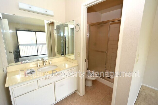 Building Photo - 564 Rosewood Ave
