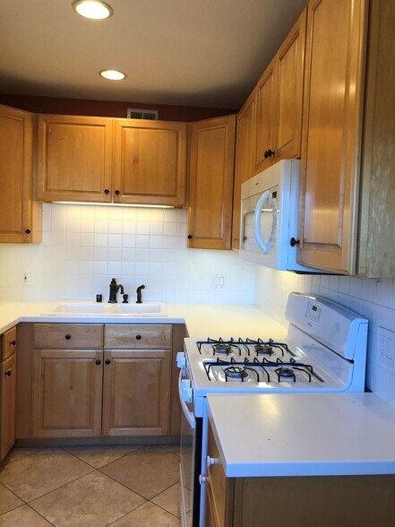 Building Photo - 500 Glenwood Cir