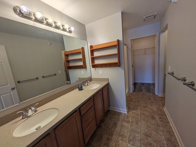 Building Photo - 3300 Hilton Rd