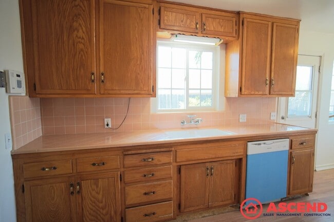 Building Photo - Darling Home in East Bakersfield!