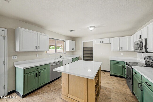 Building Photo - 16550 N Naegel Dr