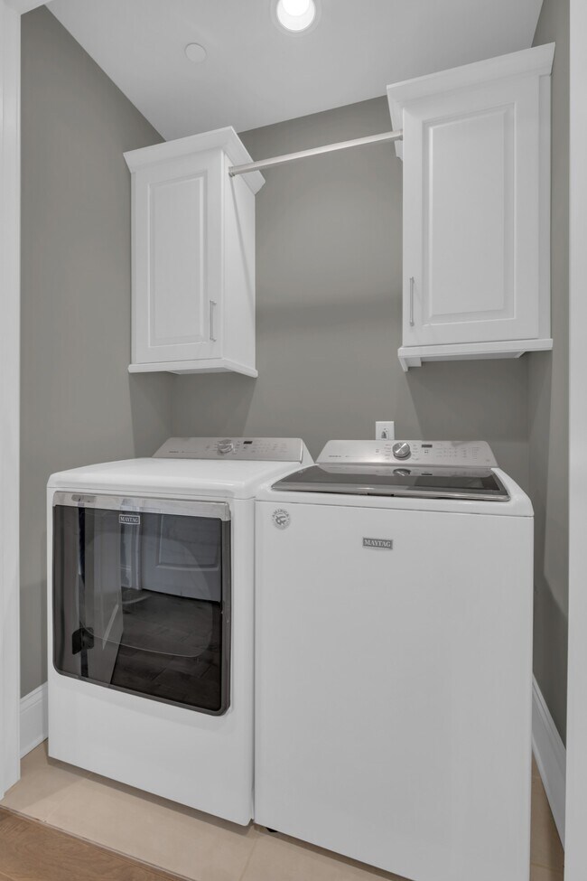 Building Photo - 1024 Club View Dr