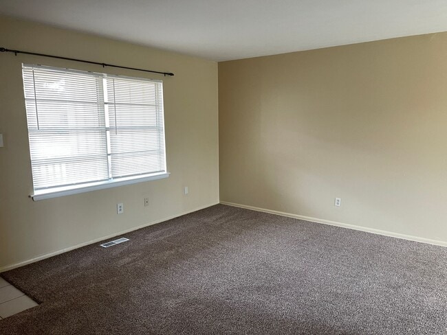 Building Photo - Cutest 3 bed 1.5 bath in Bethany!