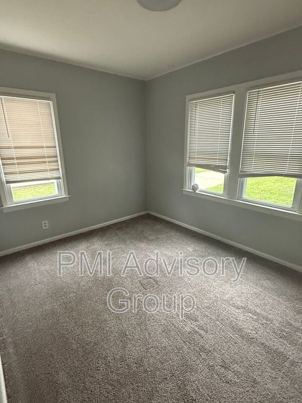 Building Photo - 608 SW Medford Ave