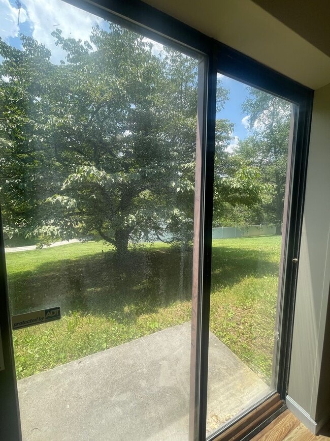 Building Photo - Great Location to Local Amenities