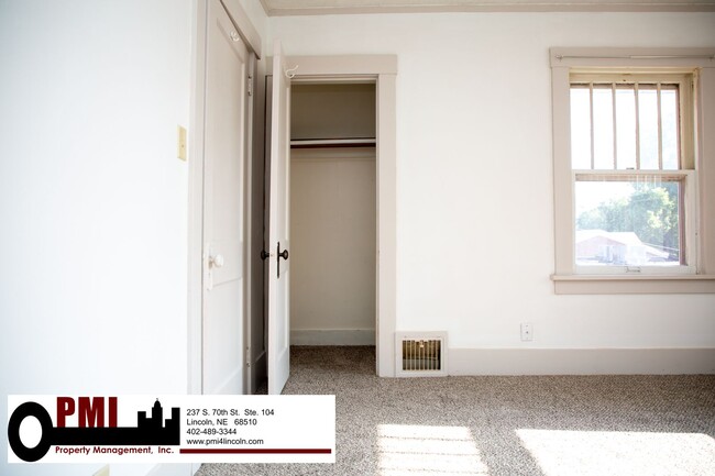 Building Photo - 4 Bedroom, 1.5 bathroom House For Rent; Av...