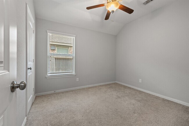 Building Photo - 636 Maple Point Dr E