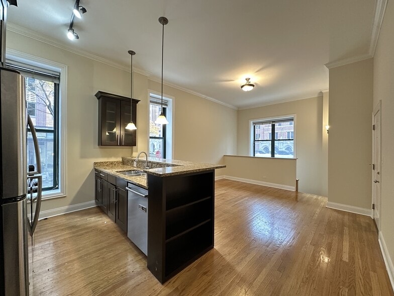 Building Photo - 851 N La Salle Dr