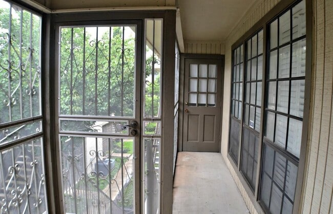 Building Photo - 165 W Rampart Dr