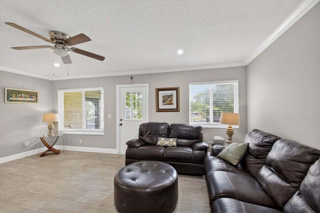 Building Photo - 335 Pine Ridge Cir