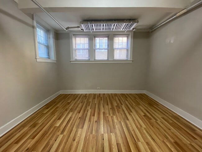 Building Photo - 730 Reba Pl