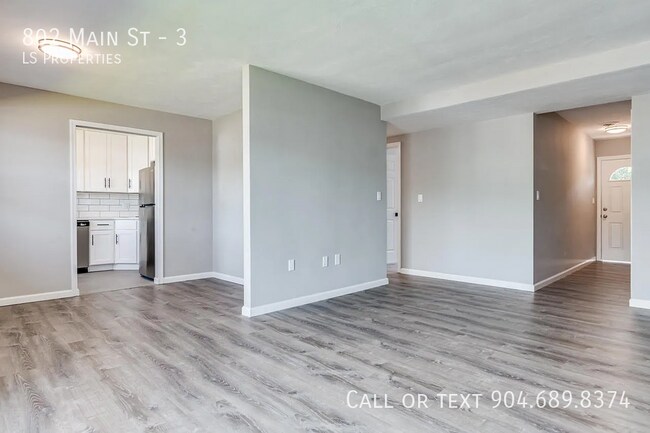 Building Photo - 802 Main St