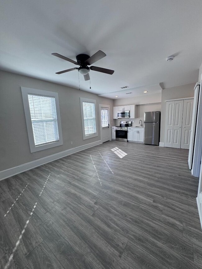 Building Photo - 300 E 3rd St