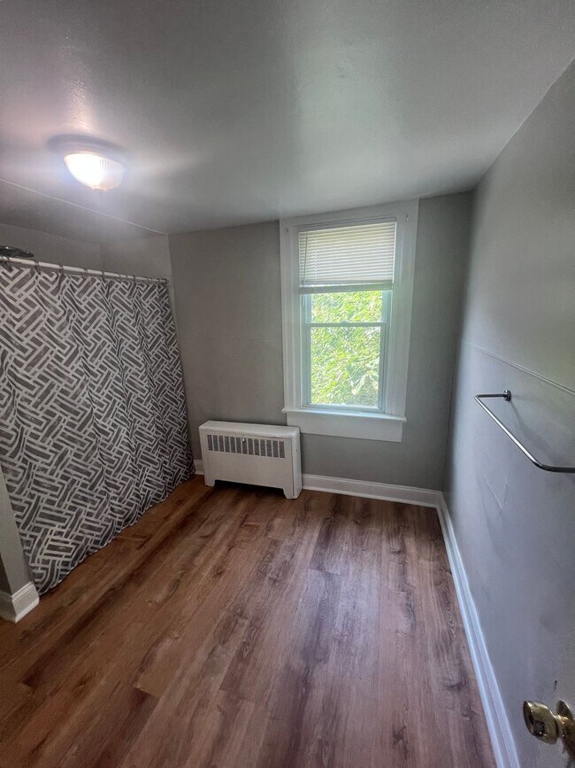 Building Photo - Bright 2-Bedroom with Spacious Bath & Priv...