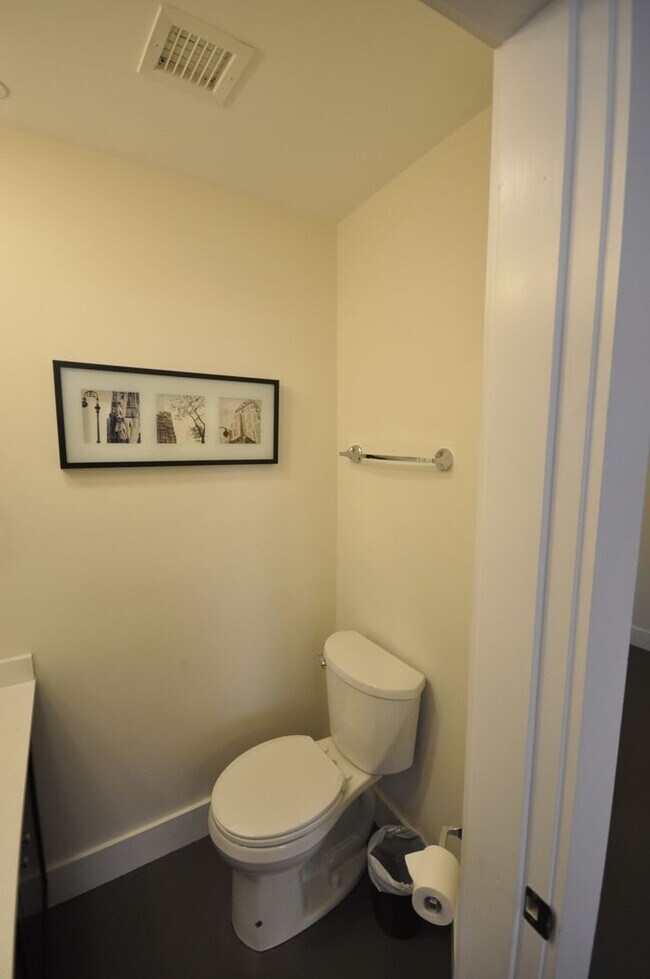 Building Photo - Amazing 3 bed 1.5 bath in the South End!!!