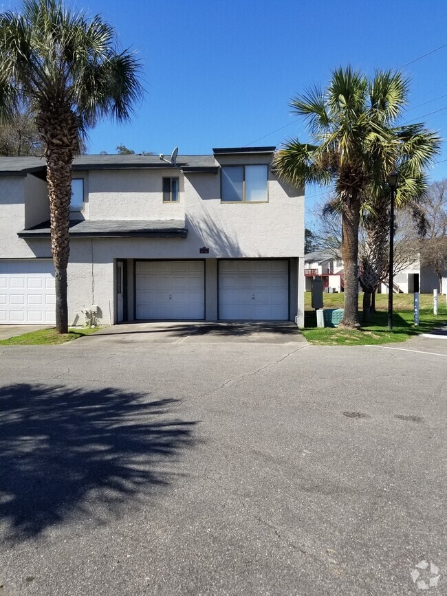 Building Photo - 1317 Airport Dr