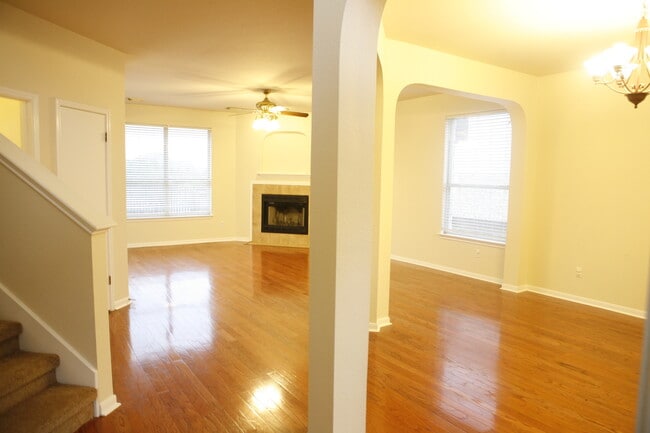 Building Photo - Fabulous 3/2.5   Home in Circle C - Great Views, Yard, Beautiful Home!