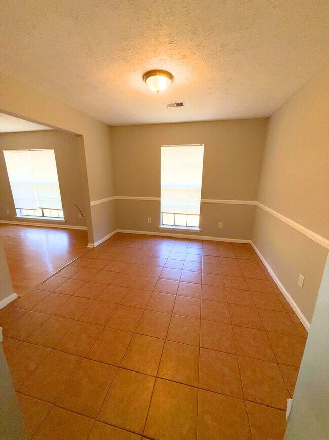 Building Photo - AVAILABLE NOW!!!