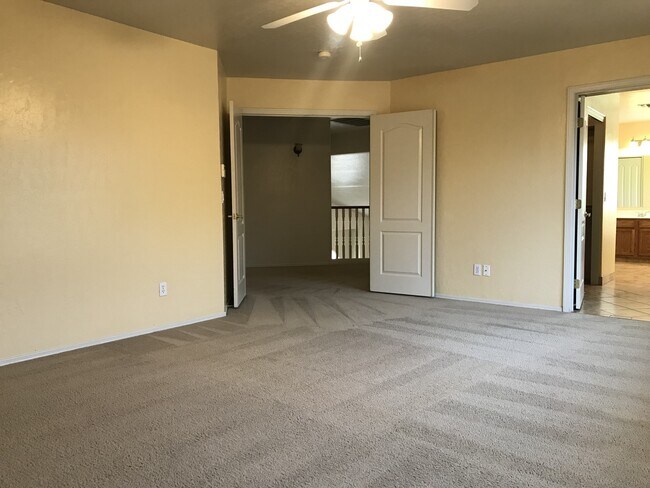 Building Photo - Gilbert Home - 5 Bed + Den & 2.75 Bath with Beautiful Pebble Teck Pool