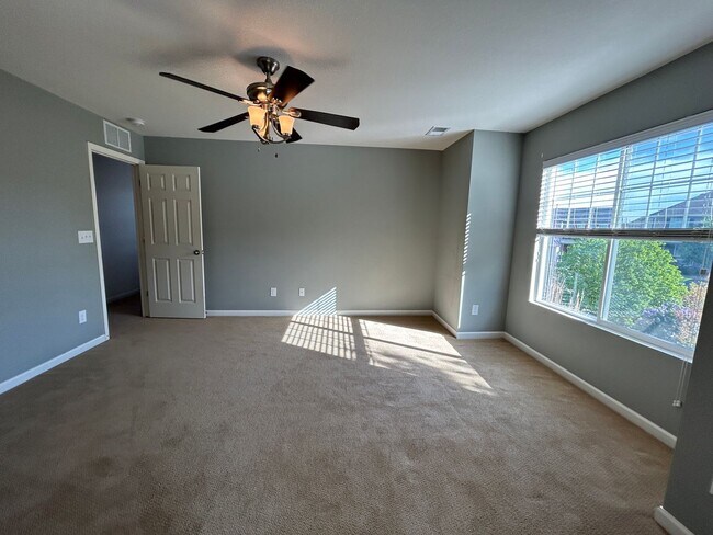 Building Photo - Beautiful 5-bedroom House in the Saddle Rock Area