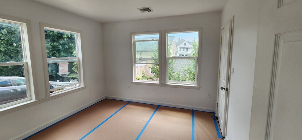 Building Photo - 391 Newport Ave