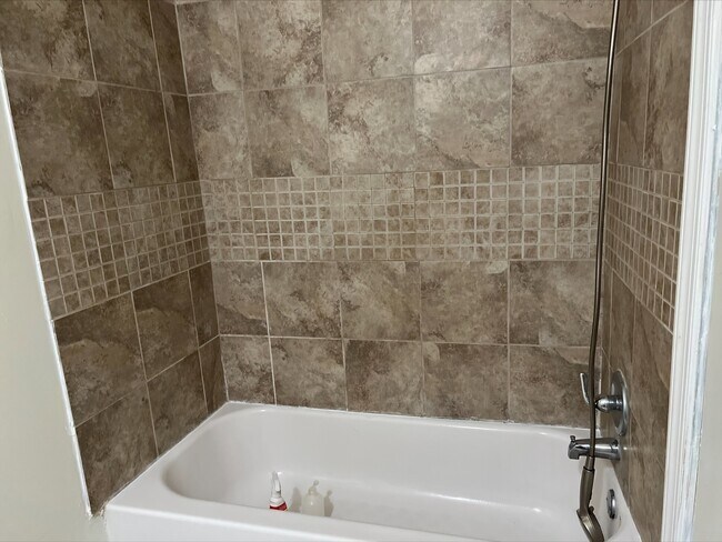 Tiled Tub Area - 158 W Cheltenham Ave