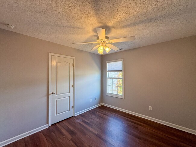 Building Photo - Beautiful 4 Bed 2.5 Bath Home with Fenced Backyard