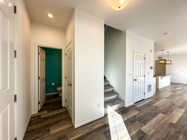 Building Photo - CORNER 3bd 2.5ba paired home in Trails Edge!