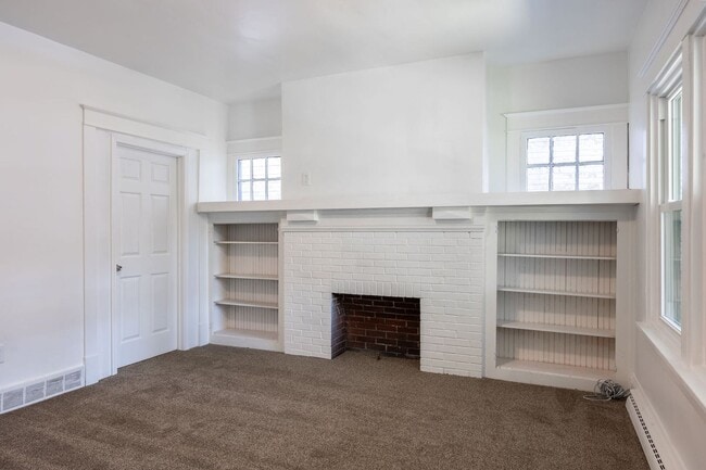 Building Photo - Renovated Large 4 Bedroom House in McKeesp...
