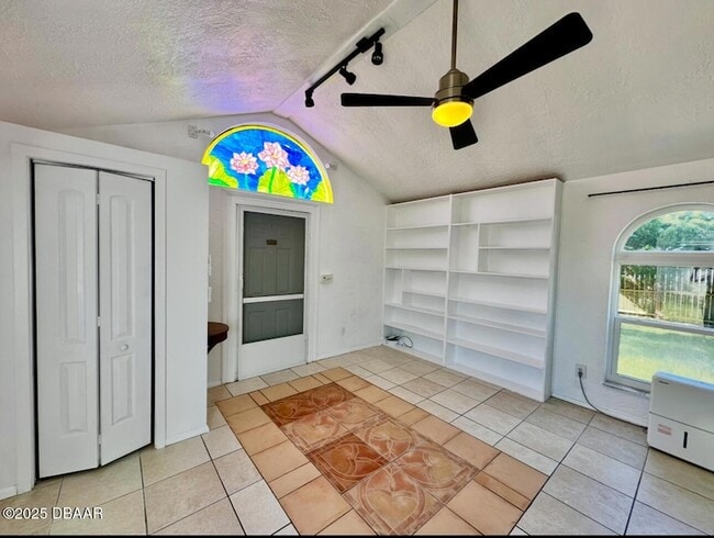 Building Photo - 1104 Jacaranda Ave