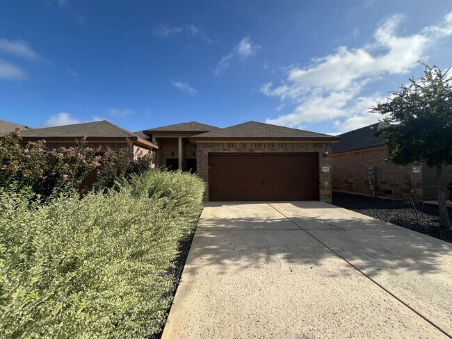 Building Photo - Luxury 3/2 Duplex in Seguin, Texas