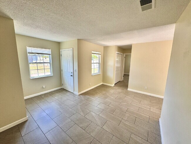 Building Photo - 1 bedroom 1 bathroom triplex unit