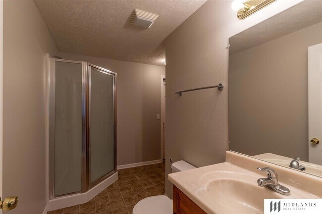 Building Photo - 1007 Woodview Dr