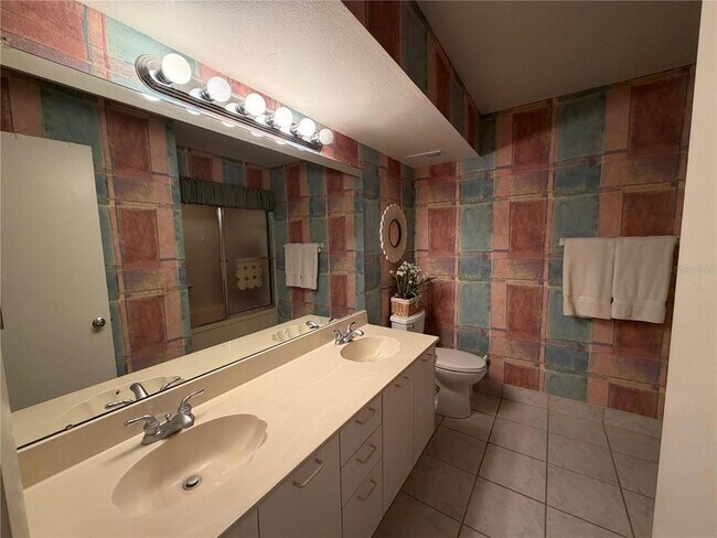 Building Photo - 5701 Bahia Del Mar Cir N