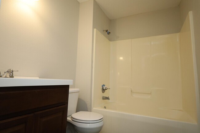 Building Photo - 407 Marette Ave