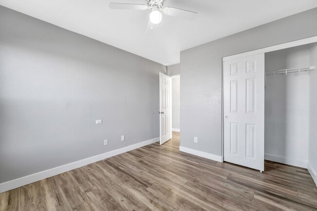 Building Photo - Stylish Hillside Townhome with Scenic Views in Gated Henderson Community!