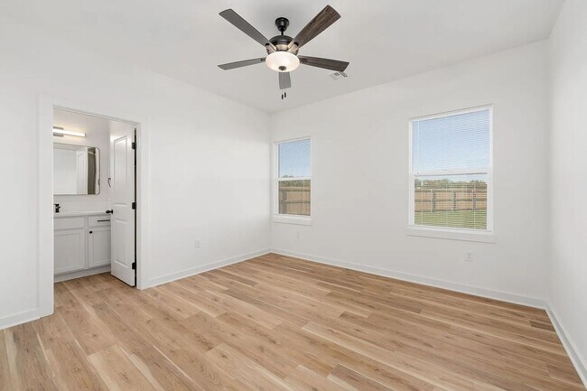 Building Photo - 3 Bedroom Townhome! Goddard School District!