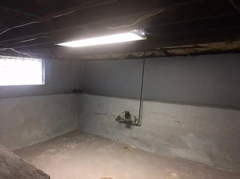 Building Photo - 5251 Warren Ave