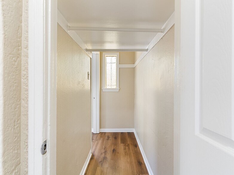 Building Photo - 1324 N Peterson Ave