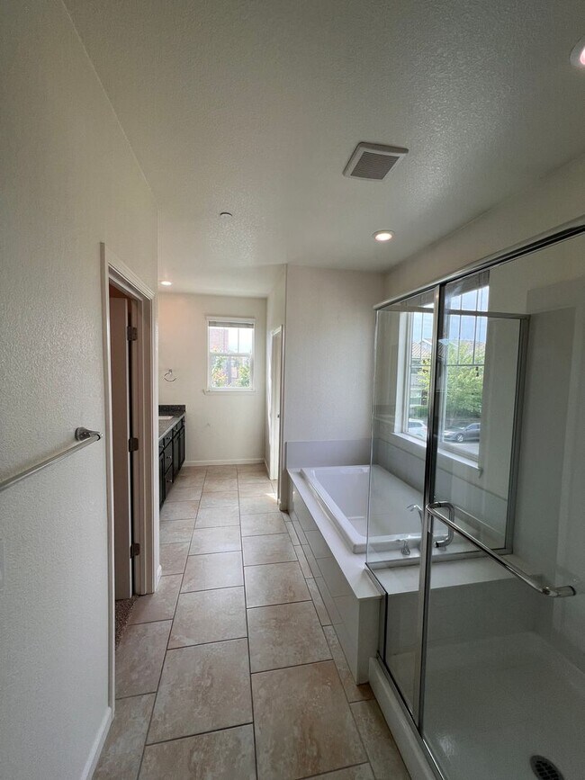 Building Photo - Spacious 4 Bedroom, 3 Bath Home with Bonus Room, 2 Car Garage in Westpark Village!